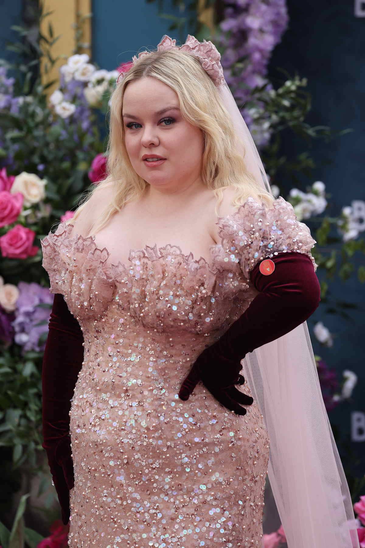 Nicola Coughlan w zjawiskowej sukni z welonem pojawiła się na premierze „Bridgertonów”.