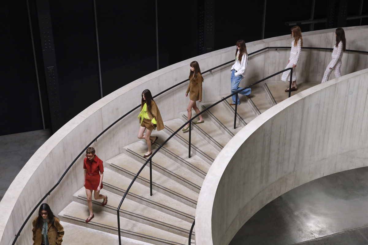 Dyrektor kreatywny Sabato de Sarno nową kolekcję Gucci, Cruise 2025, zaprezentował w londyńskim Tate Modern, zmieniając muzeum sztuki w oazę mody.
