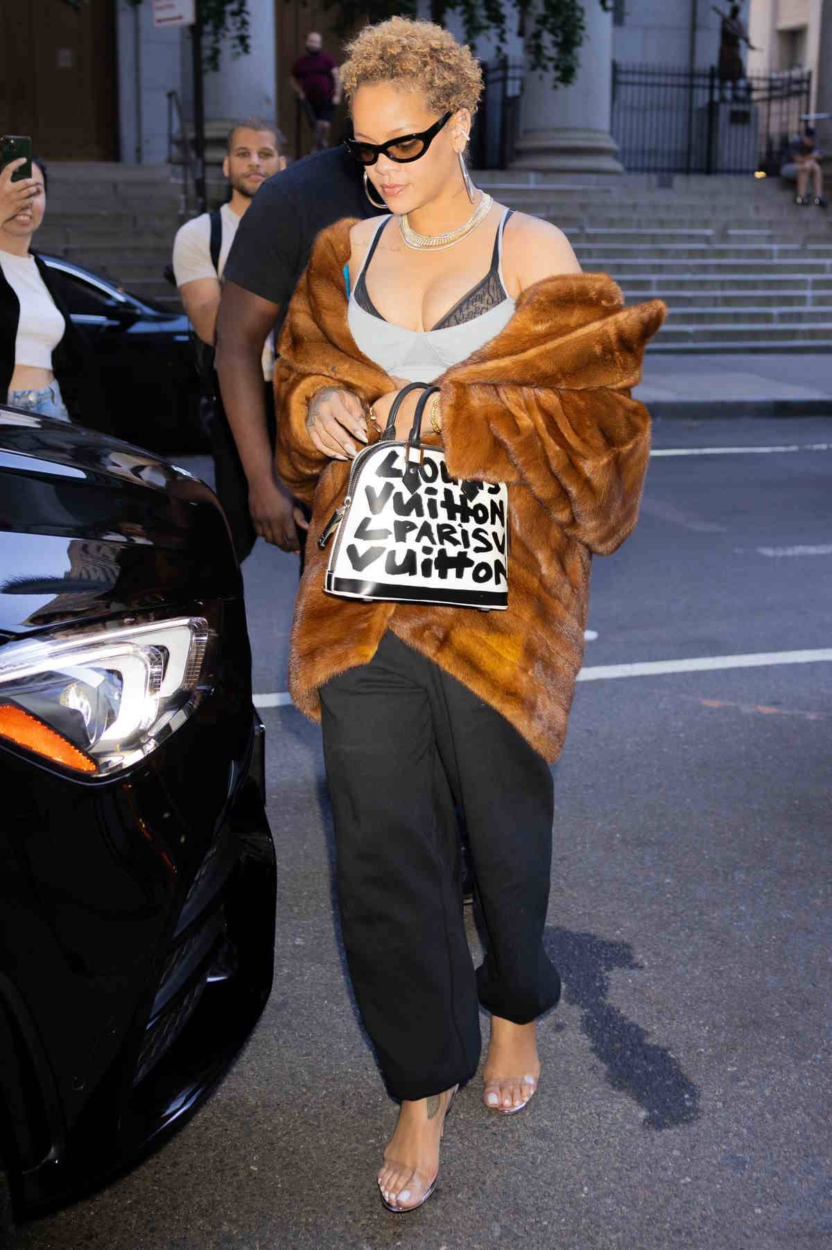 Rihanna kardynalnie zmieniła fryzurę. Obcienła włosy na krótko, zaprezentowała swoje naturalne włosy.