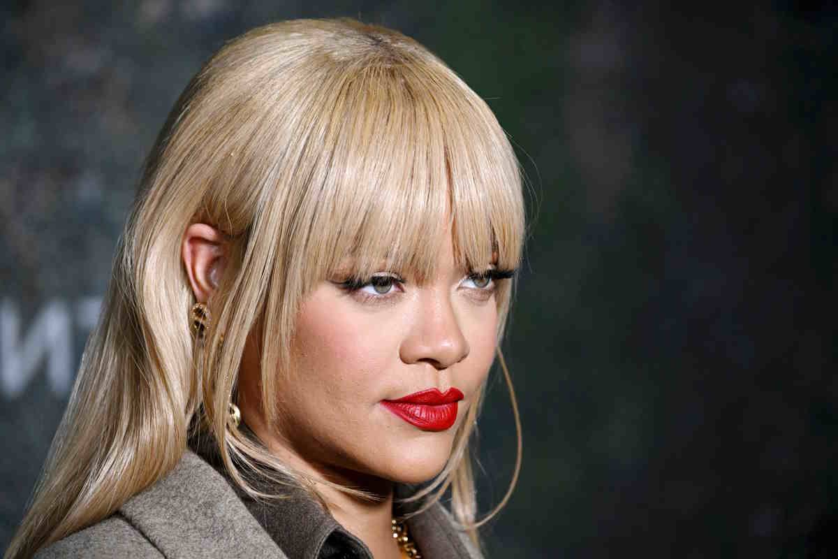 Rihanna z grzywką prezentuje metamorfozę w odcieniu honey blond.