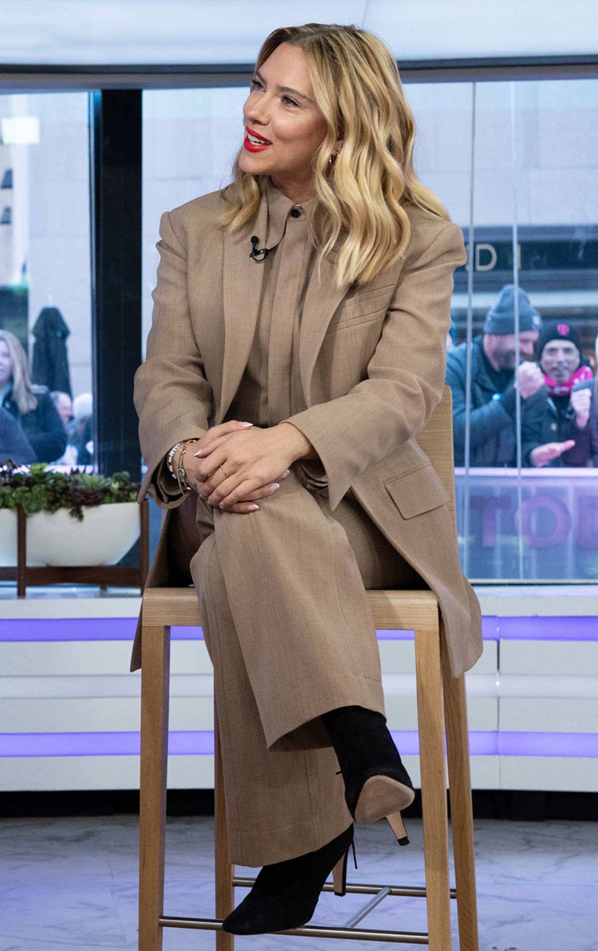 Scarlett Johansson nosi garnitur do zamszowych kozaków.