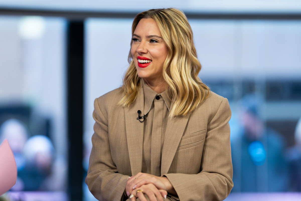 Scarlett Johansson nosi garnitur do zamszowych kozaków.