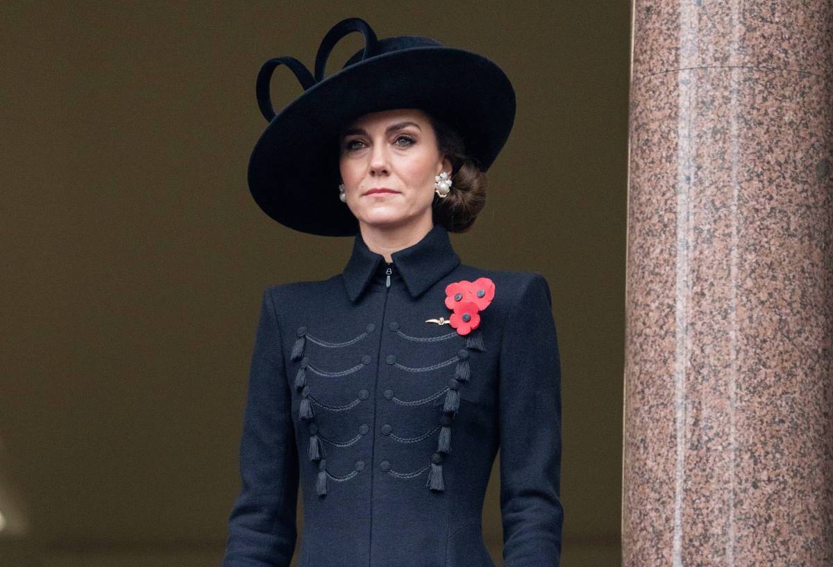 Księżna Kate w kolczykach przypominających broszkę Elżbiety II. Biżuteria Elżbiety II stanowi częstą inspirację przy wyborze ozdób przez żonę księcia Williama. Tym razem Kate Middleton nosi kolczyki, ktore wyglądają jak dawna broszka.
