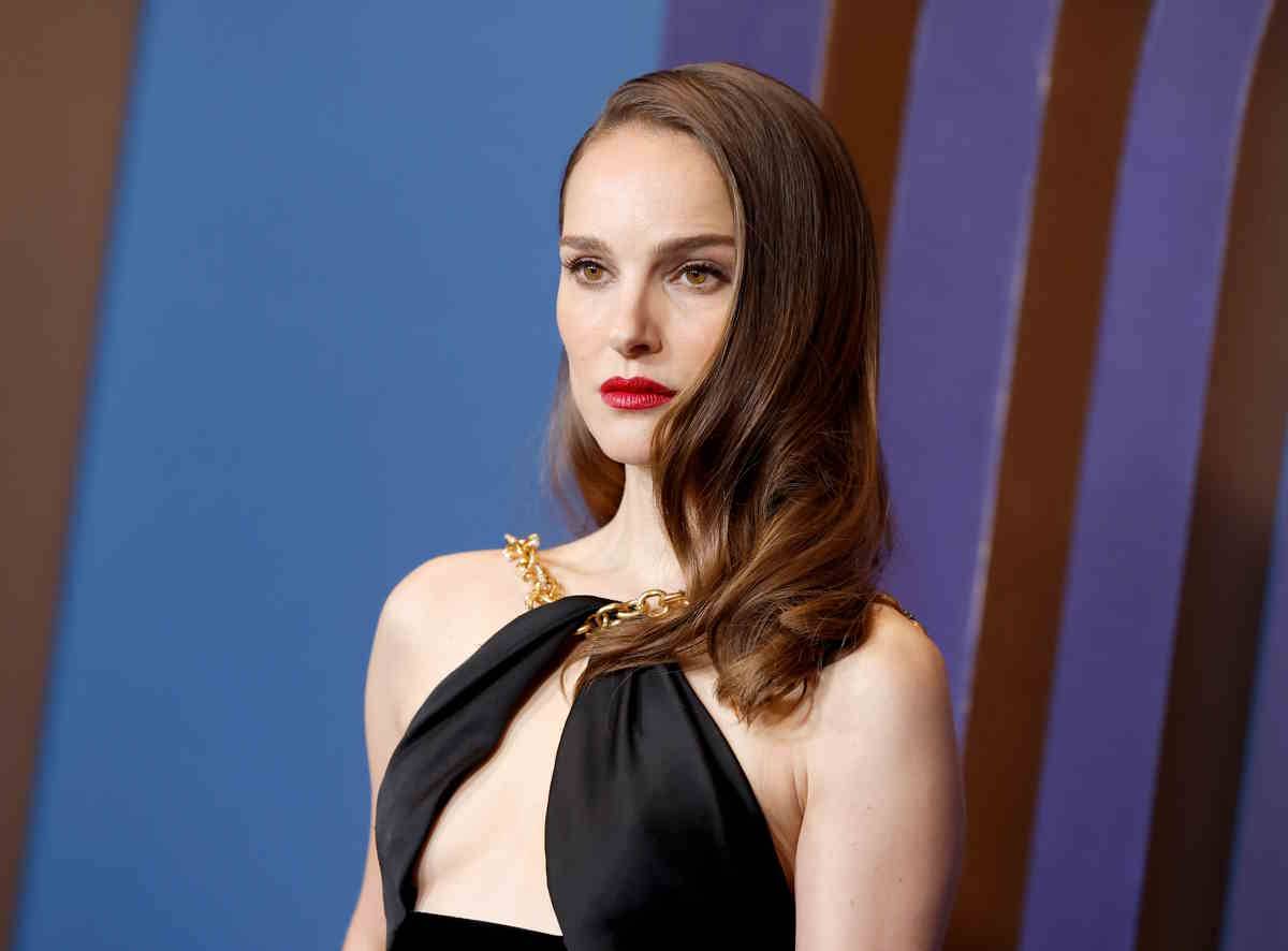 Stylizacje gwiazd na gali Governors Awards 2024. Natalie Portman w długiej czarnej sukni.