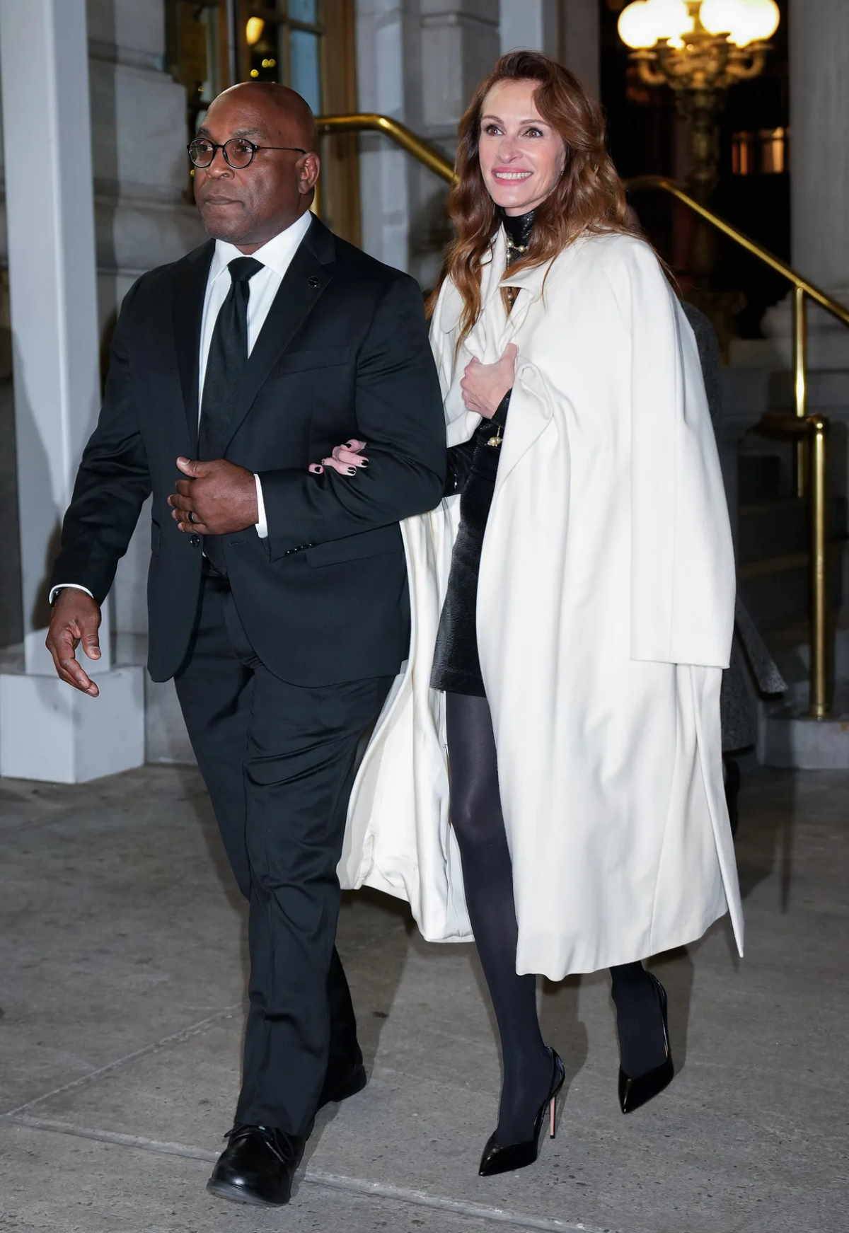 Julia Roberts w czółenkach i prześwitujących rajstopach.