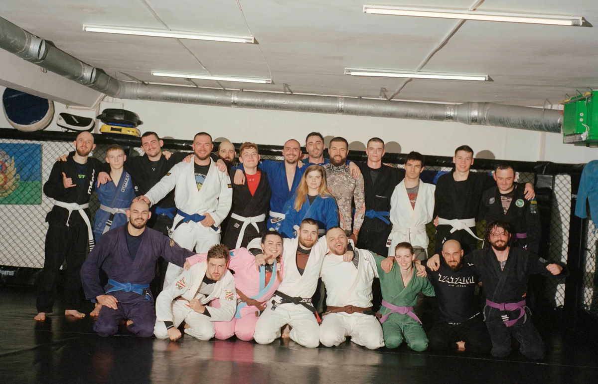 Zdjęcia Bretta Lloyda, które powstały po dwóch latach pełnoskalowej wojny, pokazują codzienne życie w Ukrainie oraz siłę Ukraińców. Uczniowie klubu jiu-jitsu Honey Badger BJJ Kyiv Family.