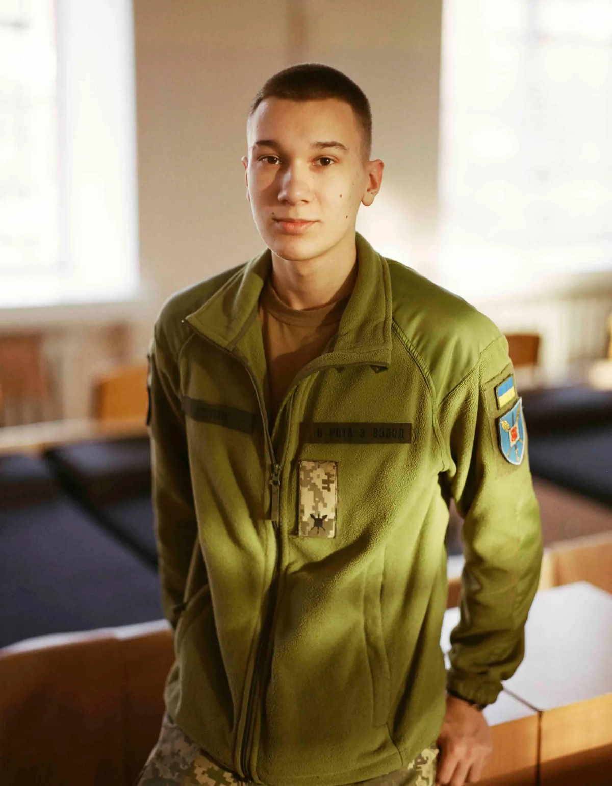 Zdjęcia Bretta Lloyda, które powstały po dwóch latach pełnoskalowej wojny, pokazują codzienne życie w Ukrainie oraz siłę Ukraińców. Kadet z Wyższej Szkoły Wojskowej im. Ivana Bohuna.