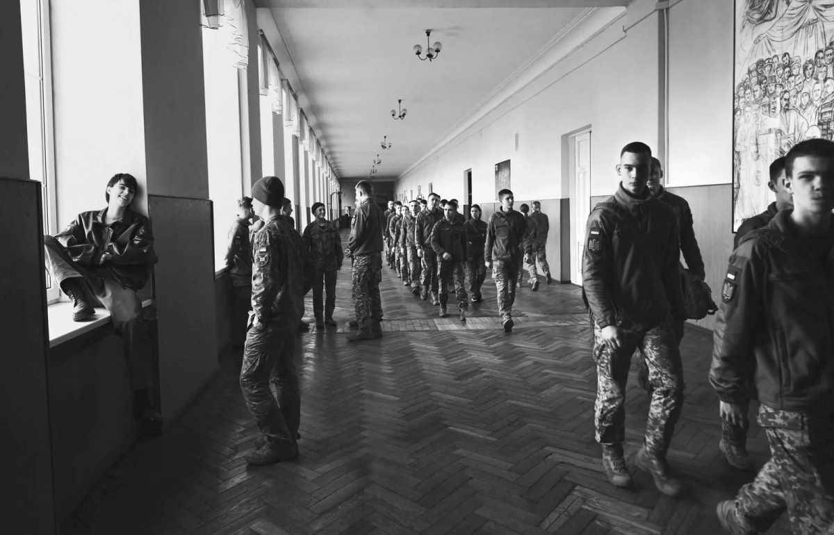 Zdjęcia Bretta Lloyda, które powstały po dwóch latach pełnoskalowej wojny, pokazują codzienne życie w Ukrainie oraz siłę Ukraińców. Modelka Karyna Mazyar i kadeci z Wyższej Szkoły Wojskowej im. Ivana Bohuna.