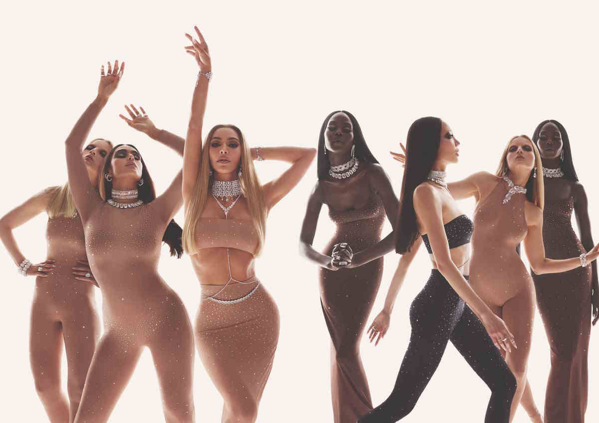 Wspólna kolekcja marek Swarovski x Skims. Kolekcja Swarovski x Skims łączy kryształową biżuterię z bielizną marki założonej przez Kim Kardashian.