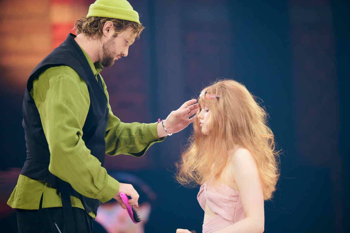 Romeu Felipe, globalny ambasador Wella Professionals, pokazuje, jakie możliwości koloryzacji daje nowa farba Illumina Color.