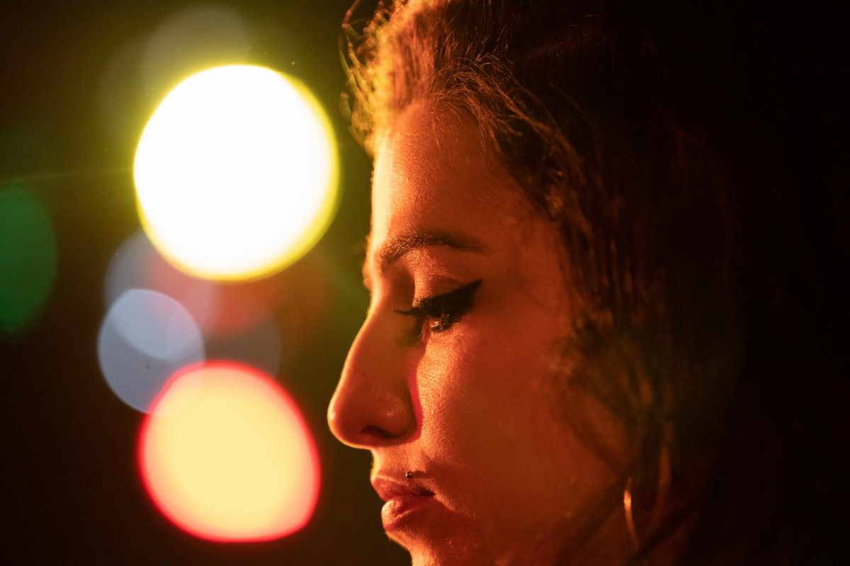 Kadr z filmu „Back to Black”. Marisa Abela jako Amy Winehouse. (Fot. Materiały prasowe)