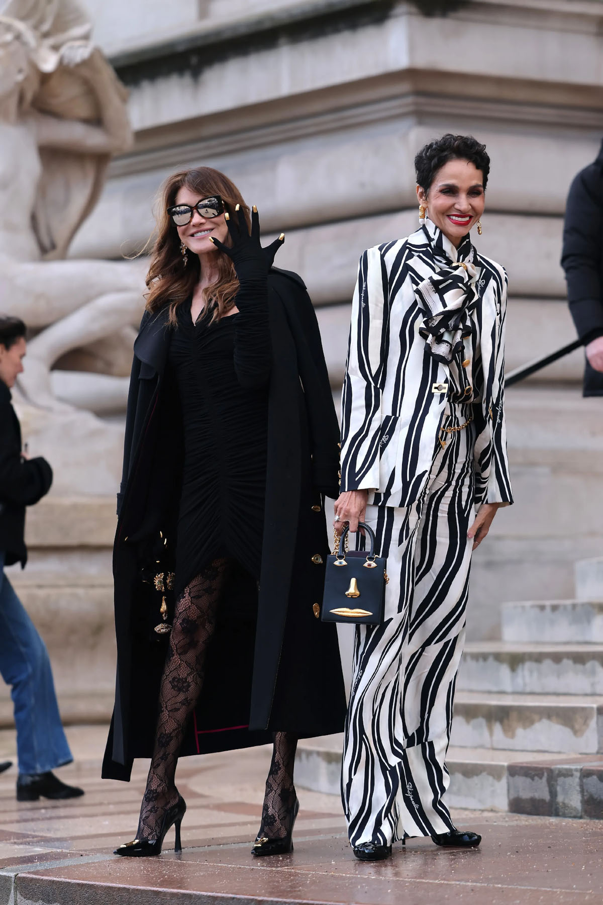 Carla Bruni i Farida Khelfa przed pokazem Schiaparelli spring-summer 2025 Haute Couture (Fot. Jacopo Raule/Getty Images)