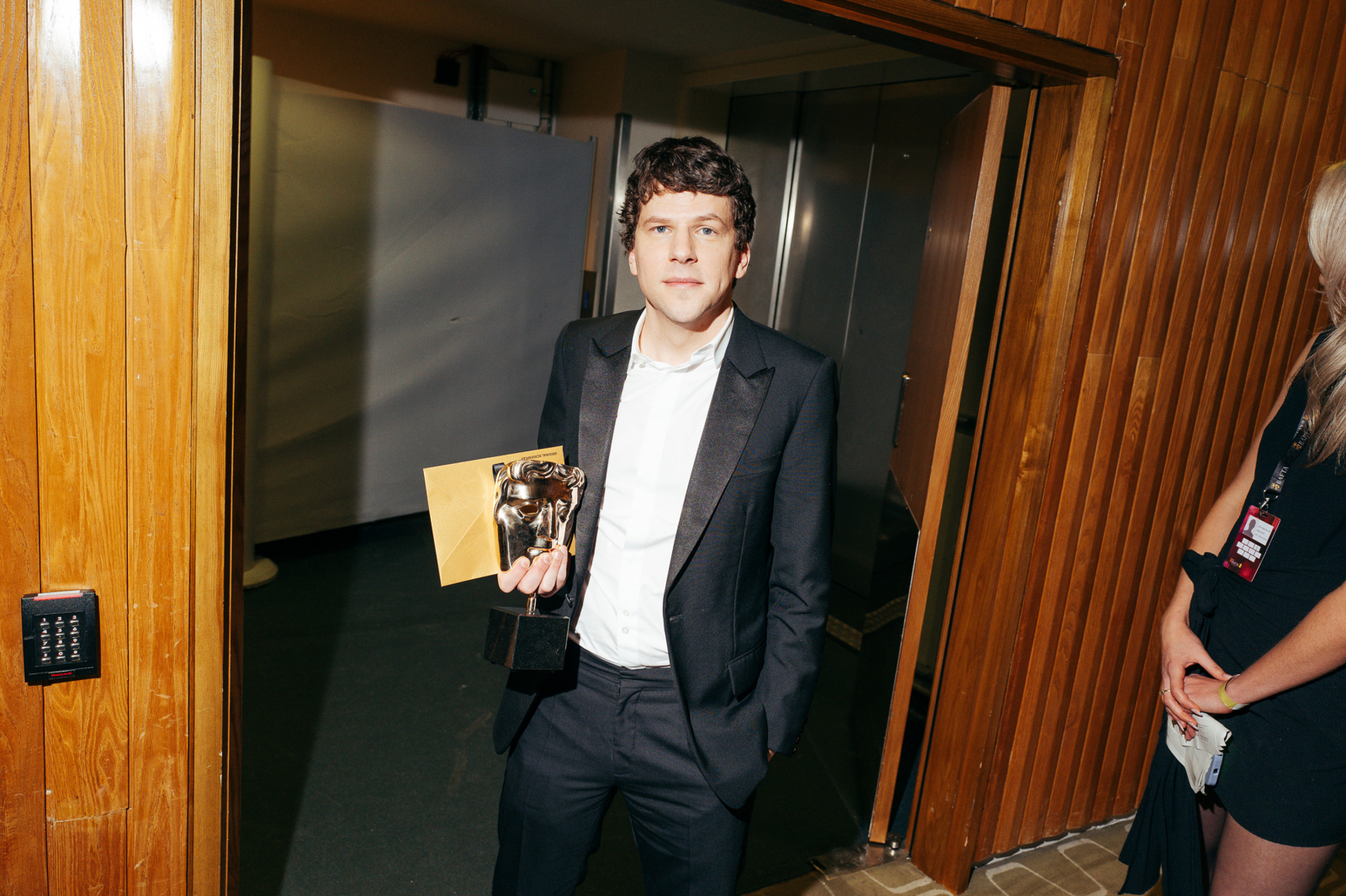 Jessy Eisenberg ze nagrodą BAFTA za najlepszy scenariusz oryginalny (Fot. Carlo Paloni/BAFTA via Getty Images)