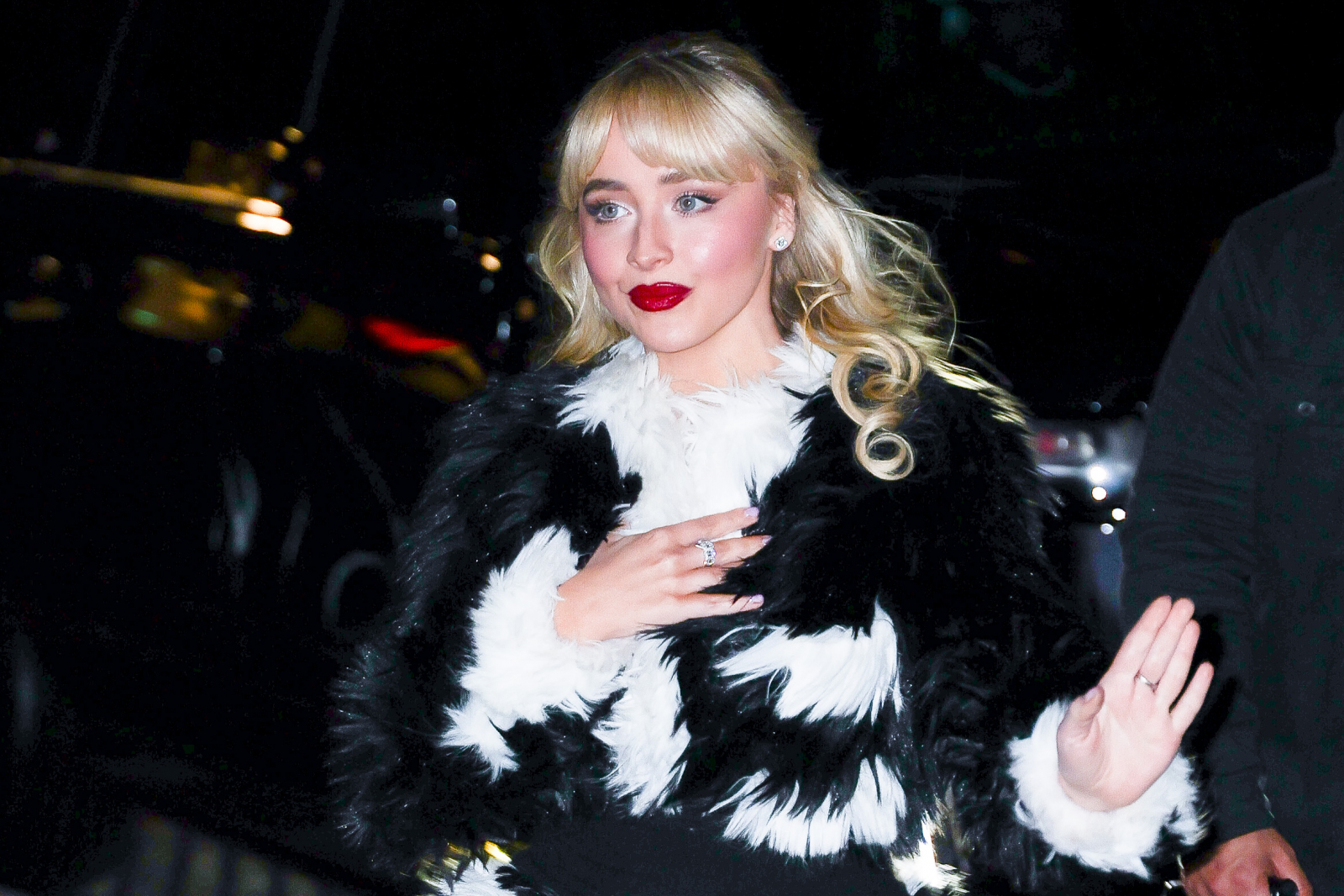 Wokalistka Sabrina Carpenter uwielbia miksować trend glazed blush i blush blindess (Fot. Aeon/GC Images)