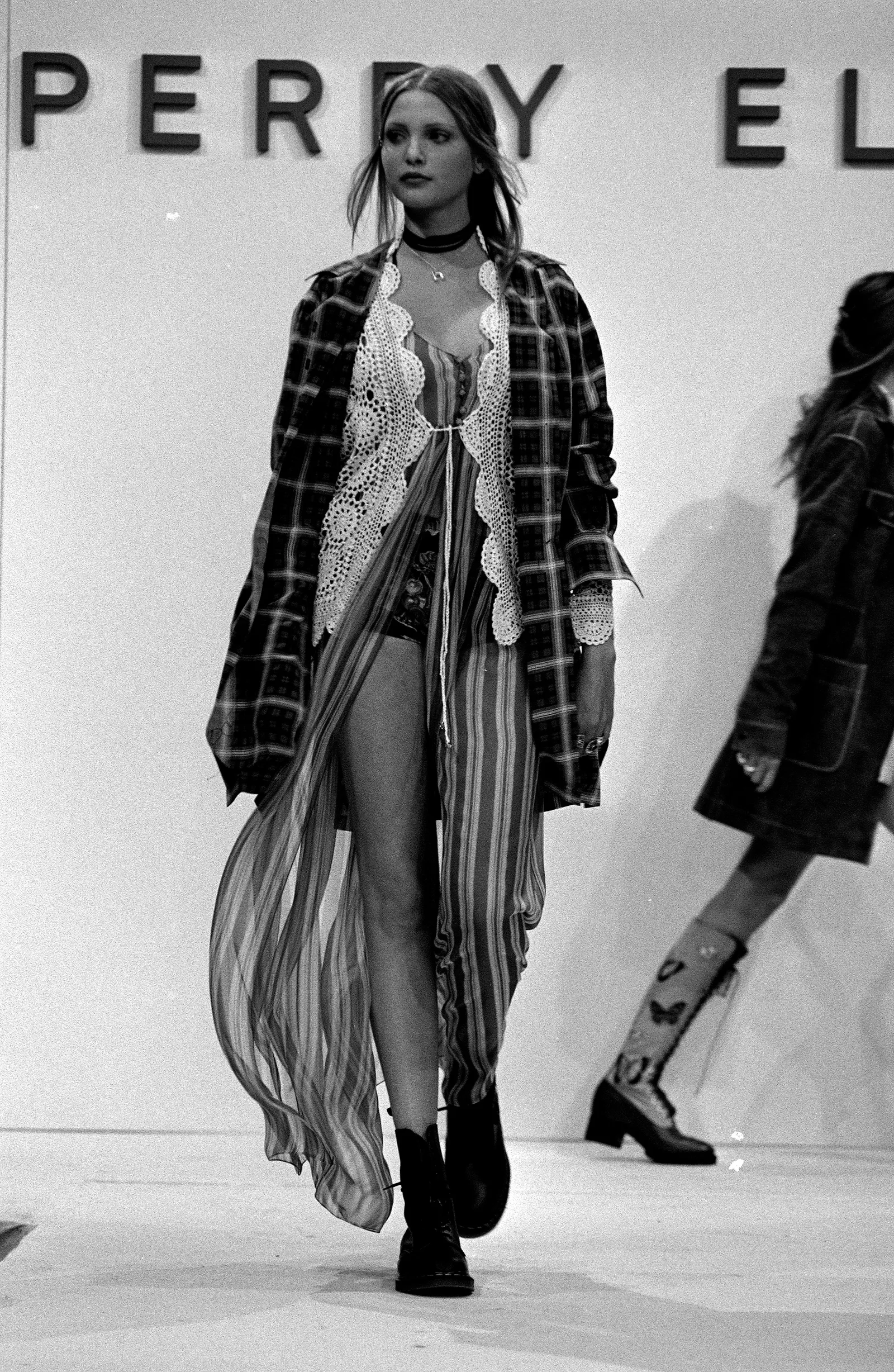 Masywne damskie botki do letnich sukienek to pamiętne zestawienie z pokazu Perry Ellis na wiosnę-lato 1993 (Fot. WWD / Getty Images)