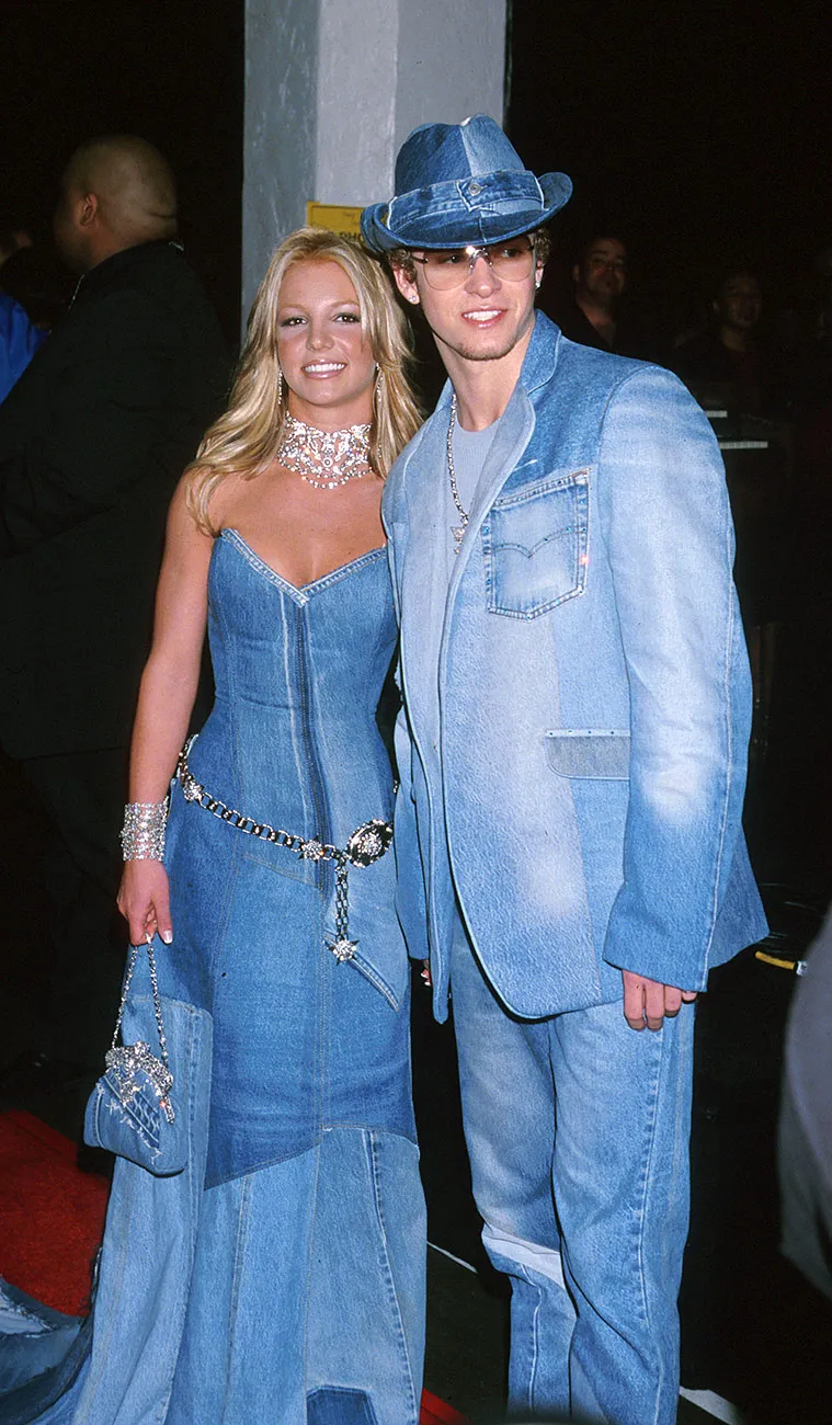 Britney Spears w jeansowej sukience w 2001 roku (Fot. Getty Images)