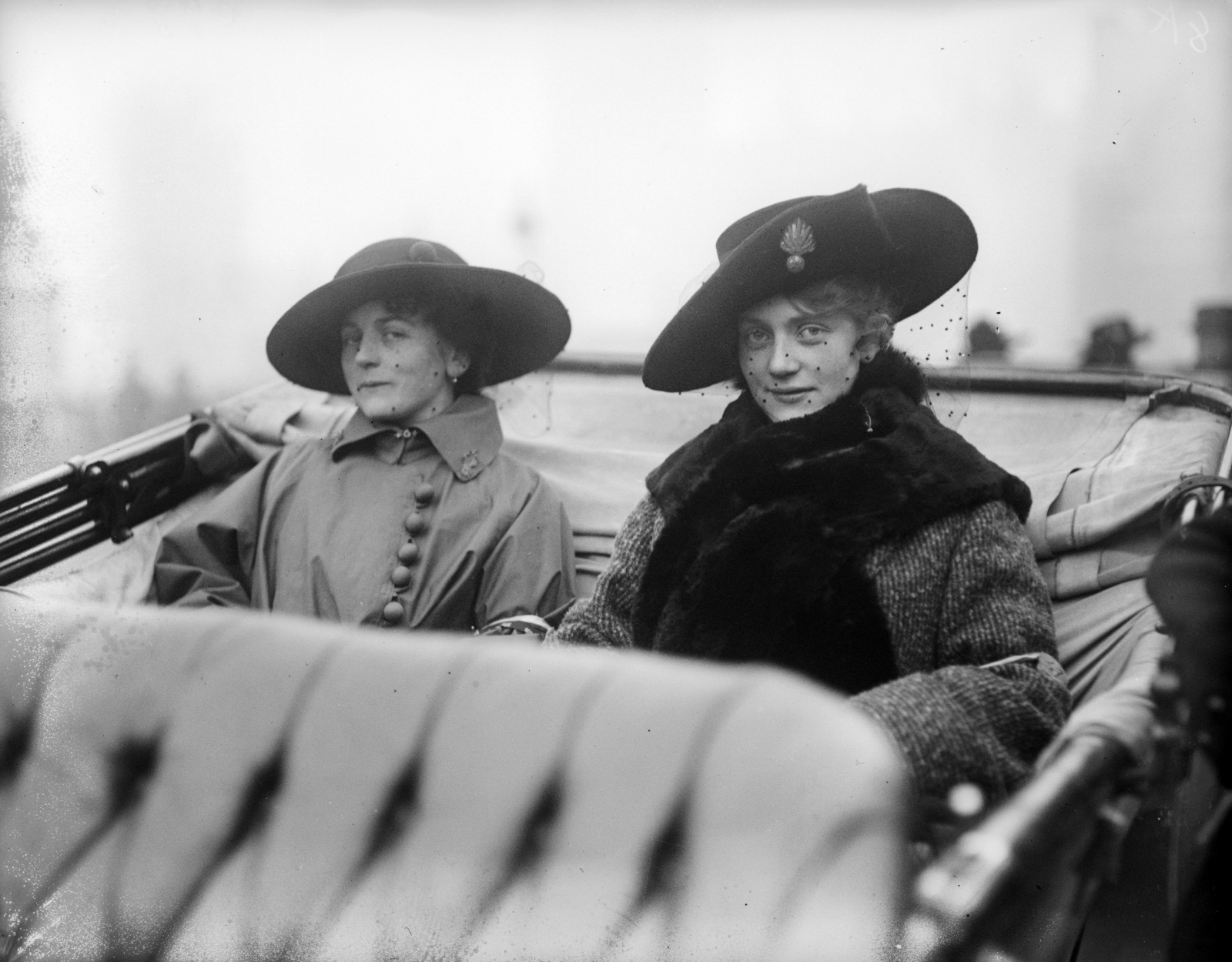 Dwie francuzkie dziewczyny na wycieczce do Londynu w 1916 roku (Fot. Topical Press Agency/Getty Images)