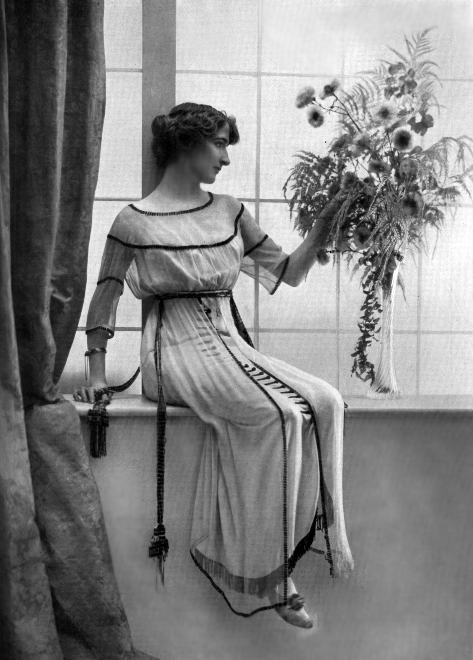 Panna Gladys Mahxance w sukni Jeanne Lanvin w magazynie The Theater z lutego 1912 (Apic/Getty Images)