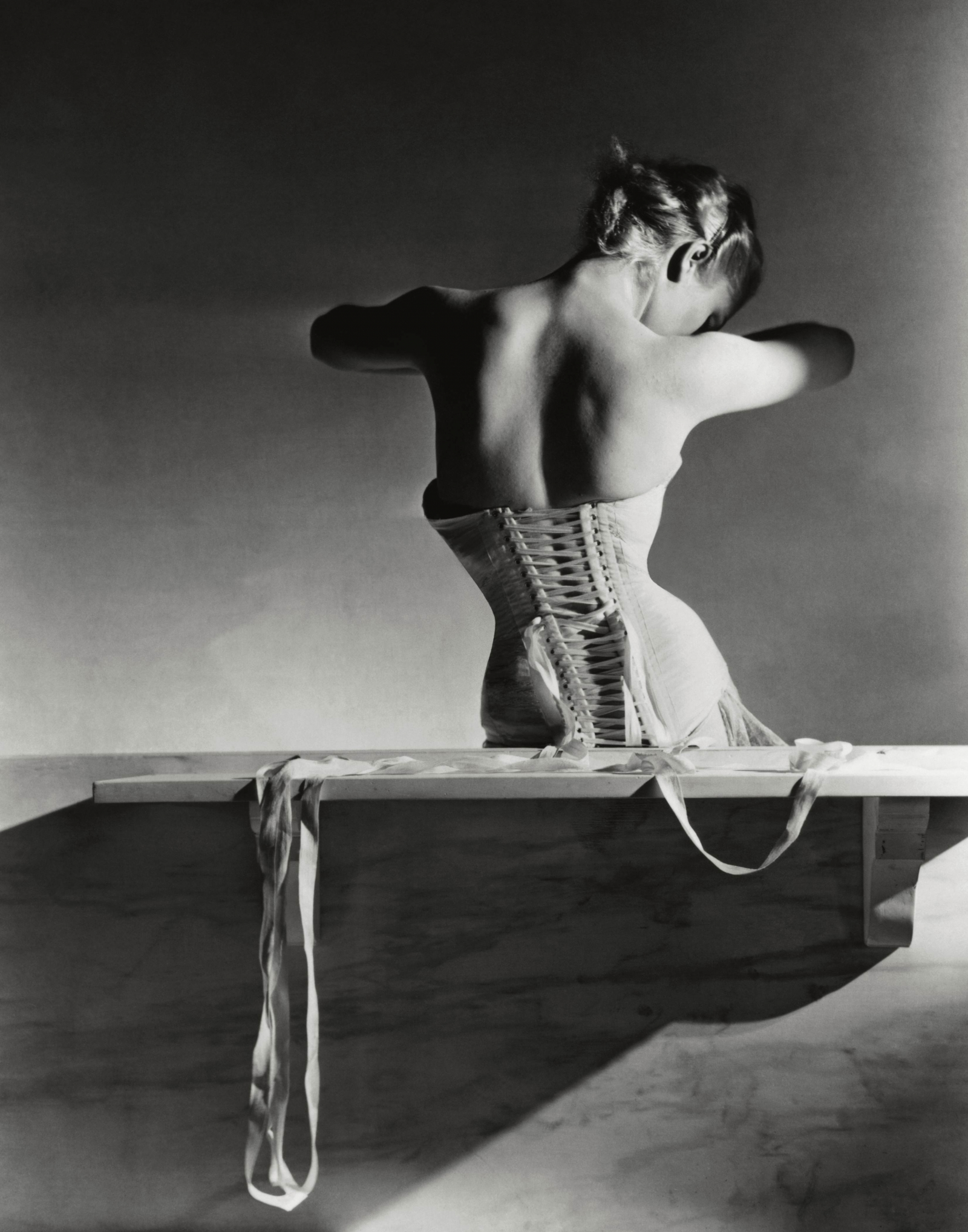 „Gorset Mainbocher” (Fot. Horst P. Horst/Condé Nast via Getty Images)
