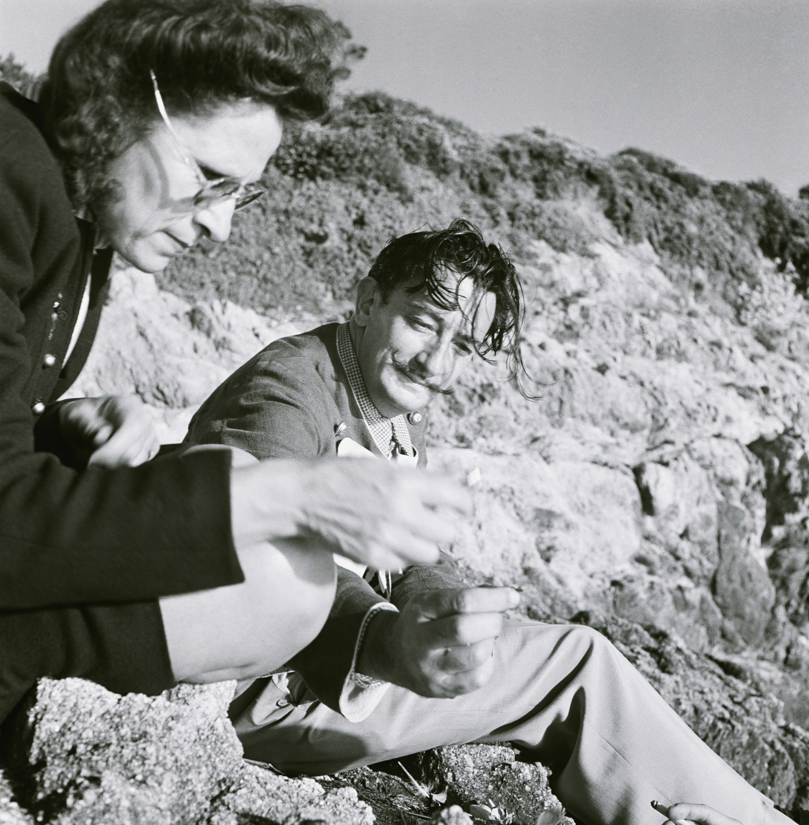 Salvador Dali z żoną i muzą Galą Dali na wzgórzu, około 1948. (Fot. Horst P. Horst/Conde Nast via Getty Images)