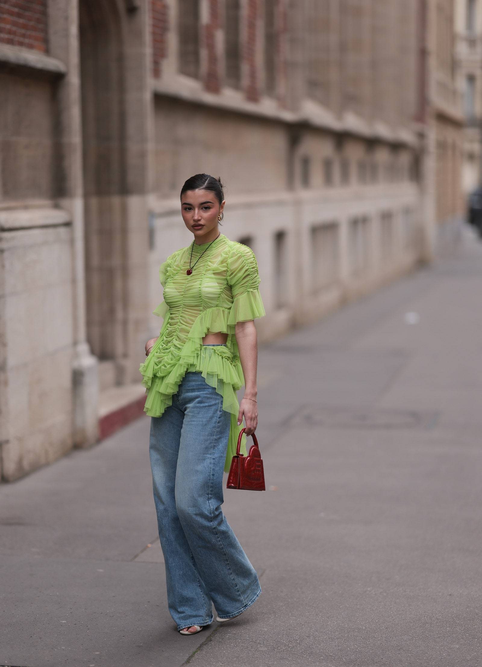 Prześwitująca dopasowana bluzka do baggy jeans doskonale nadaje się na wieczorne wyjście wiosną 2024 (Fot. Getty Images)