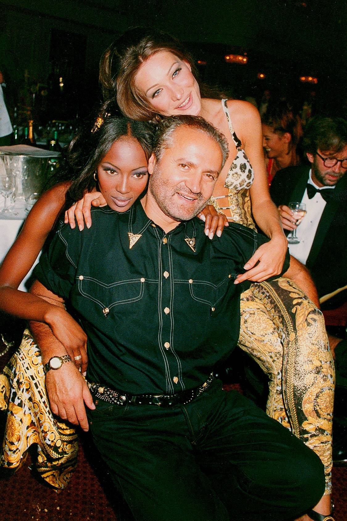 Carla Bruni, Naomi Campbell, Gianni Versace w 1992 roku (Fot. Getty Images)