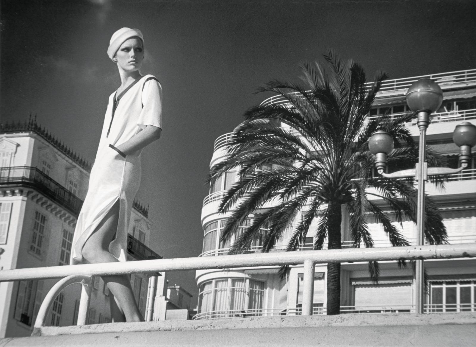 Fot. Helmut Newton, modelka Patti Hansen w sukience Yves Saint Laurent, Promenada Anglików, Nicea 1976© Helmut Newton Foundation, dzięki uprzejmości Condé Nast