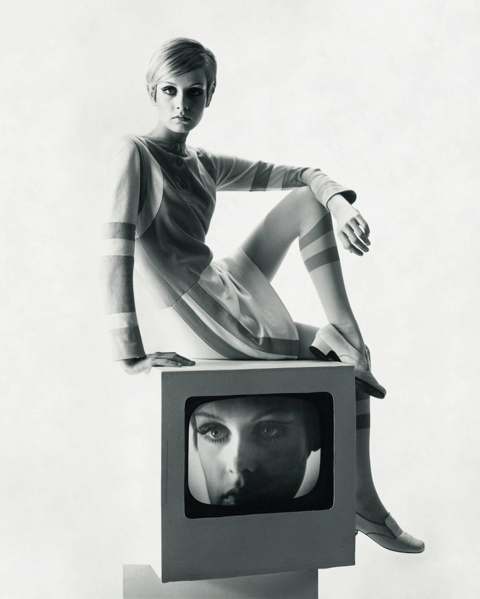 Fot. Bert Stern, Twiggy w minisukience, którą zaprojektował Louis Féraud i skórzanych pantoflach François Villon, Vogue, 1967© Condé Nast