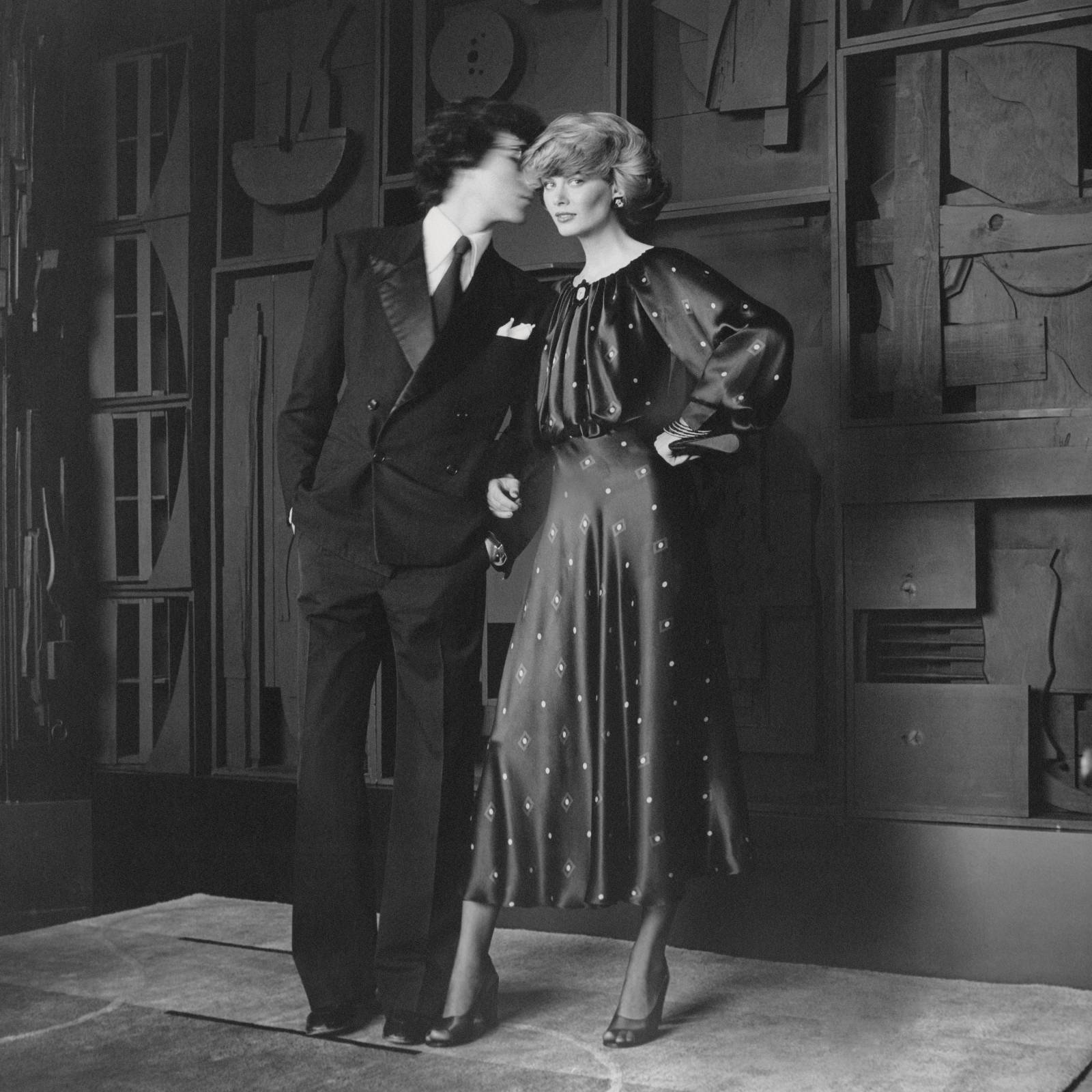 Fot. Francesco Scavullo, Charly Stember i Yves Saint Laurent na tle rzeźby Louise Nevelson, Vogue, 1974© Condé Nast