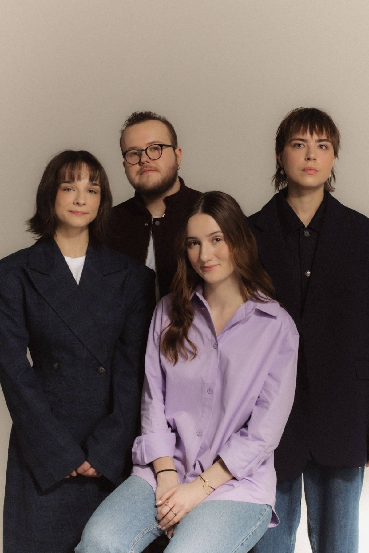 Od lewej: Maja Słówko, Aleksander Lipski-Reinstein, Aleksandra Walczak (siedzi), Julia Święch tworzący Orientuj.się (Fot. Aleksandra Modrzejewska)