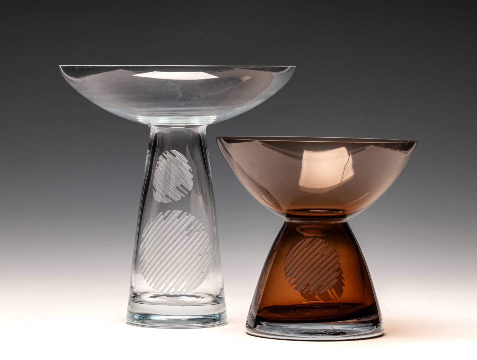 Katarzyna Hałas, Wazony Kongo, szkło sodowe, barwione w masie, szlifowane, piaskowane, Huta Deco-Glass w Krośnie, własność artystki (Fot. Arkadiusz Podstawka / Muzeum Narodowe we Wrocławiu)