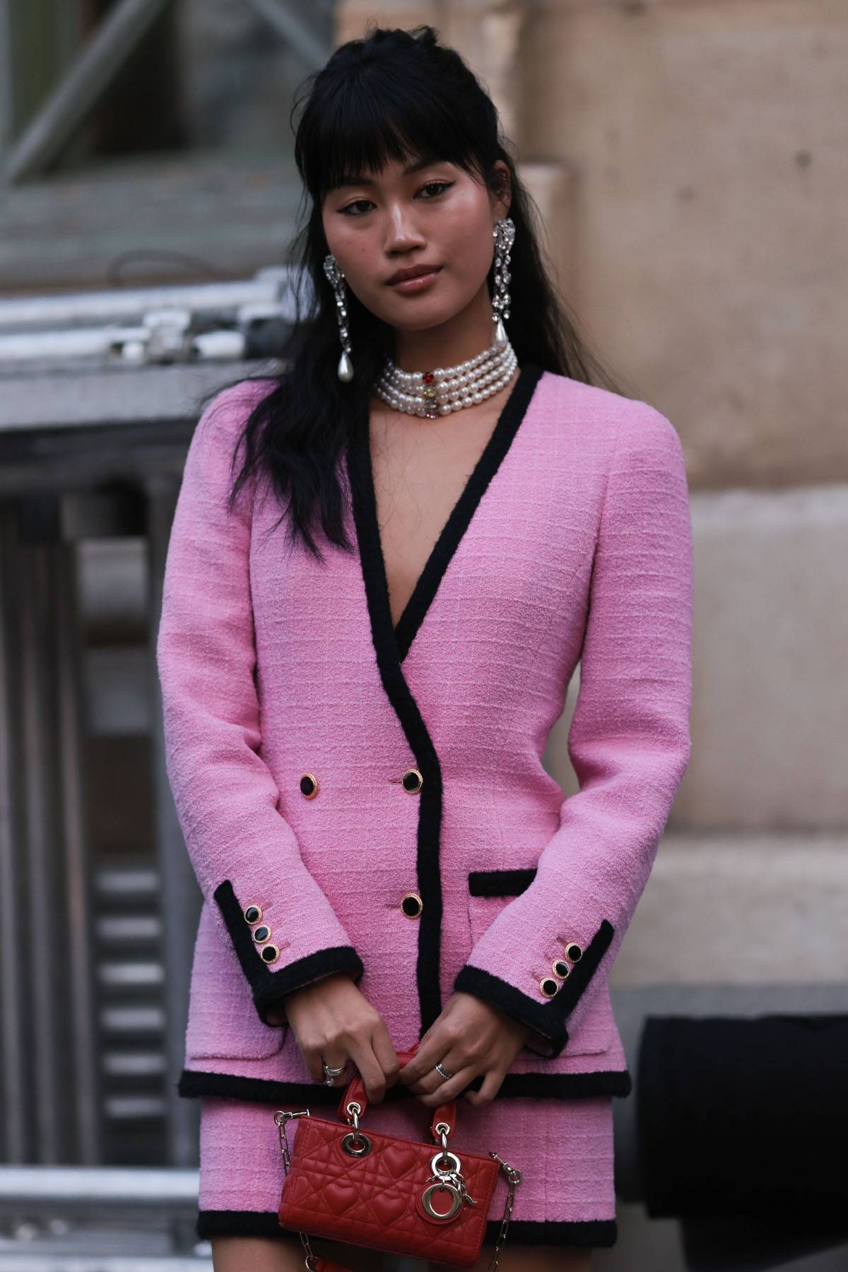 Jihoon Kim podcza Paris Fashion Week we wrześniu 2023 (Fot. Getty Images)