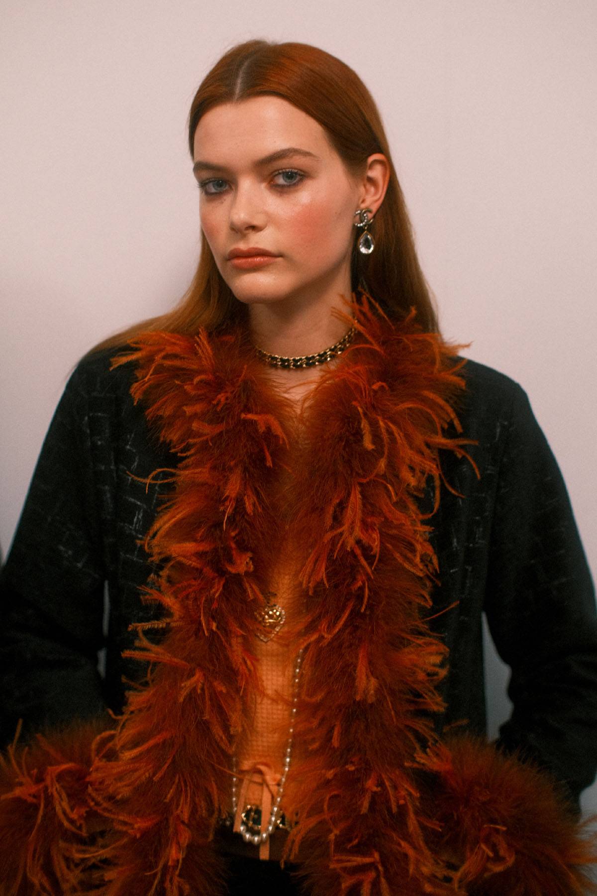 Backstage pokazu Chanel Métiers dArt 2023-24 Photographed (Fot. Jamie Stoker)