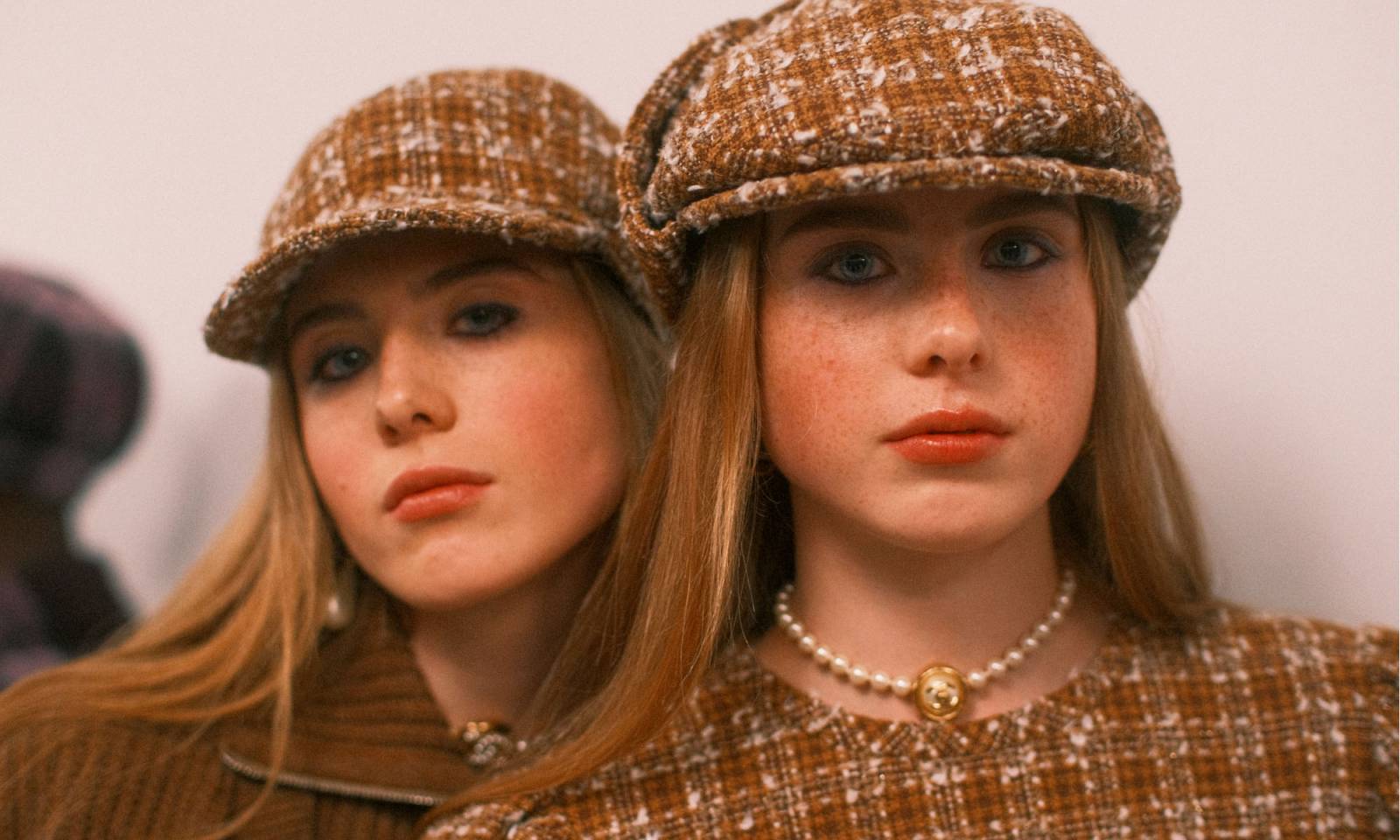 Backstage pokazu Chanel Métiers dArt 2023-24 Photographed (Fot. Jamie Stoker)
