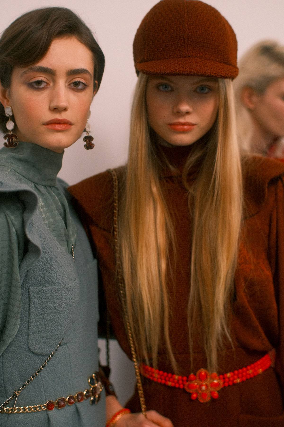 Backstage pokazu Chanel Métiers dArt 2023-24 Photographed (Fot. Jamie Stoker)