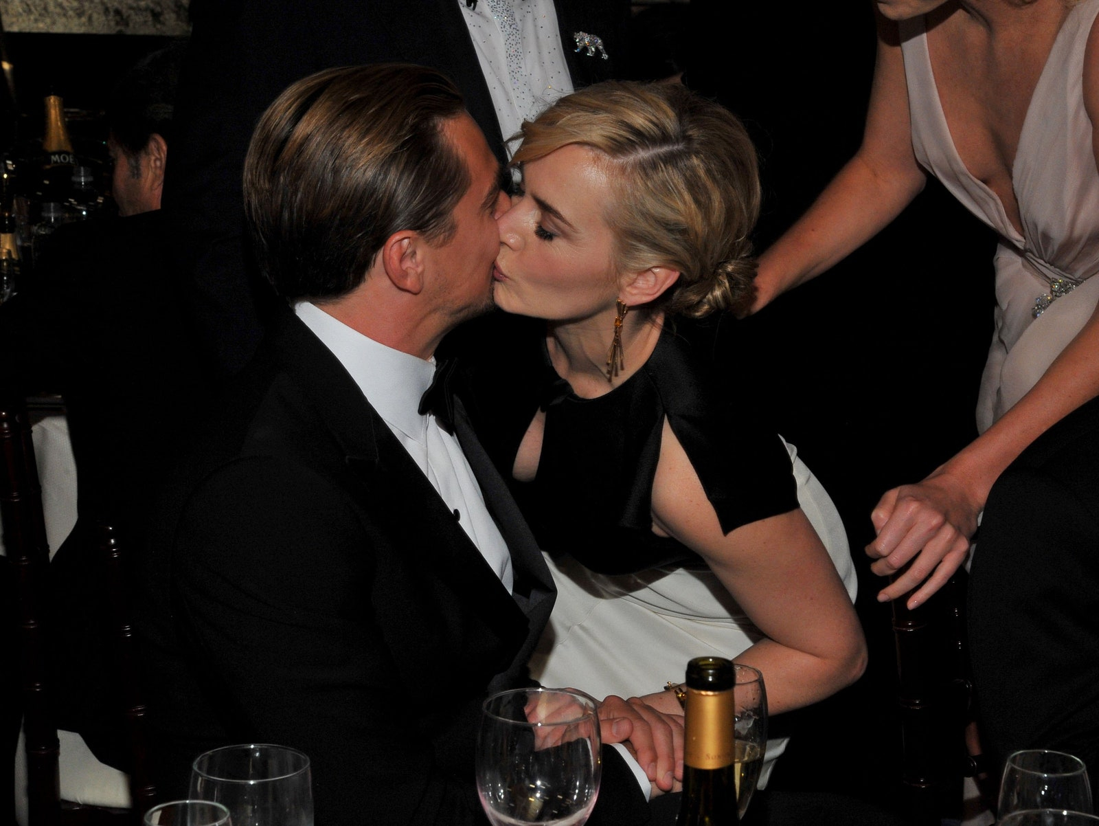 Pocałunek Leonardo DiCaprio i Kate Winslet na gali rozdania Złotych Globów 2012 (Fot. NBC/Getty Images)