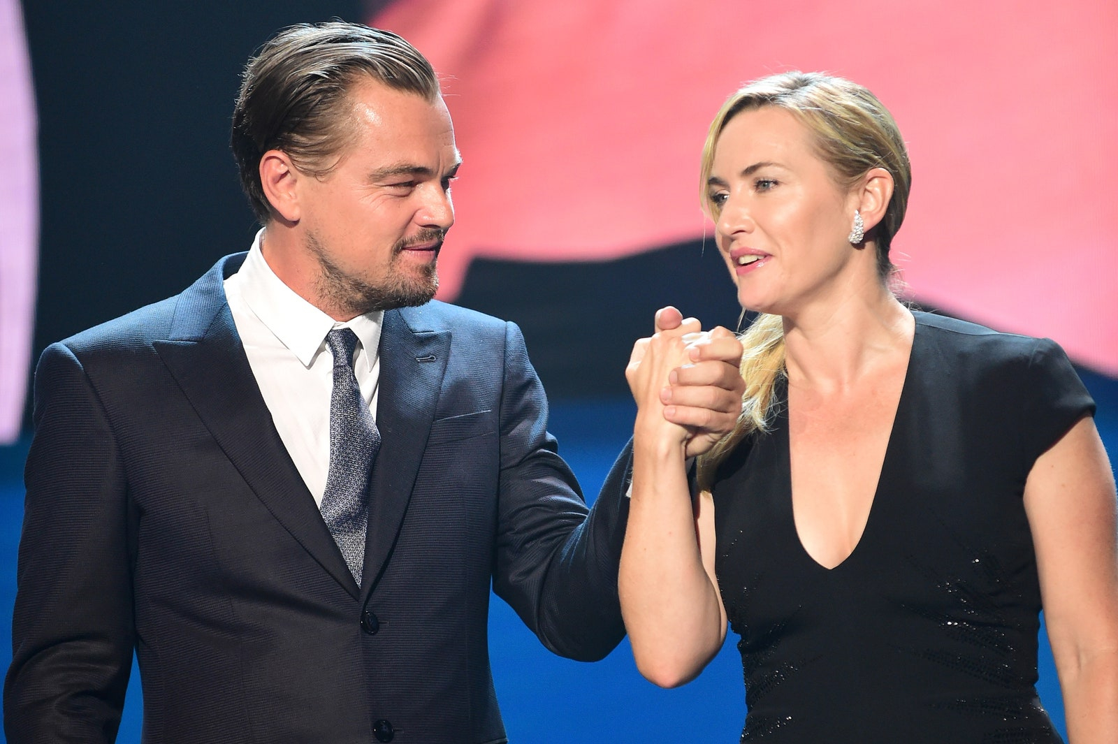 Kate Winslet i Leonardo DiCaprio w Saint Tropez przy okazji aukcji charytatywnej zorganizowanej przez Leonardo DiCaprio Foundation (Fot. Anthony Ghnassia/Getty Images)