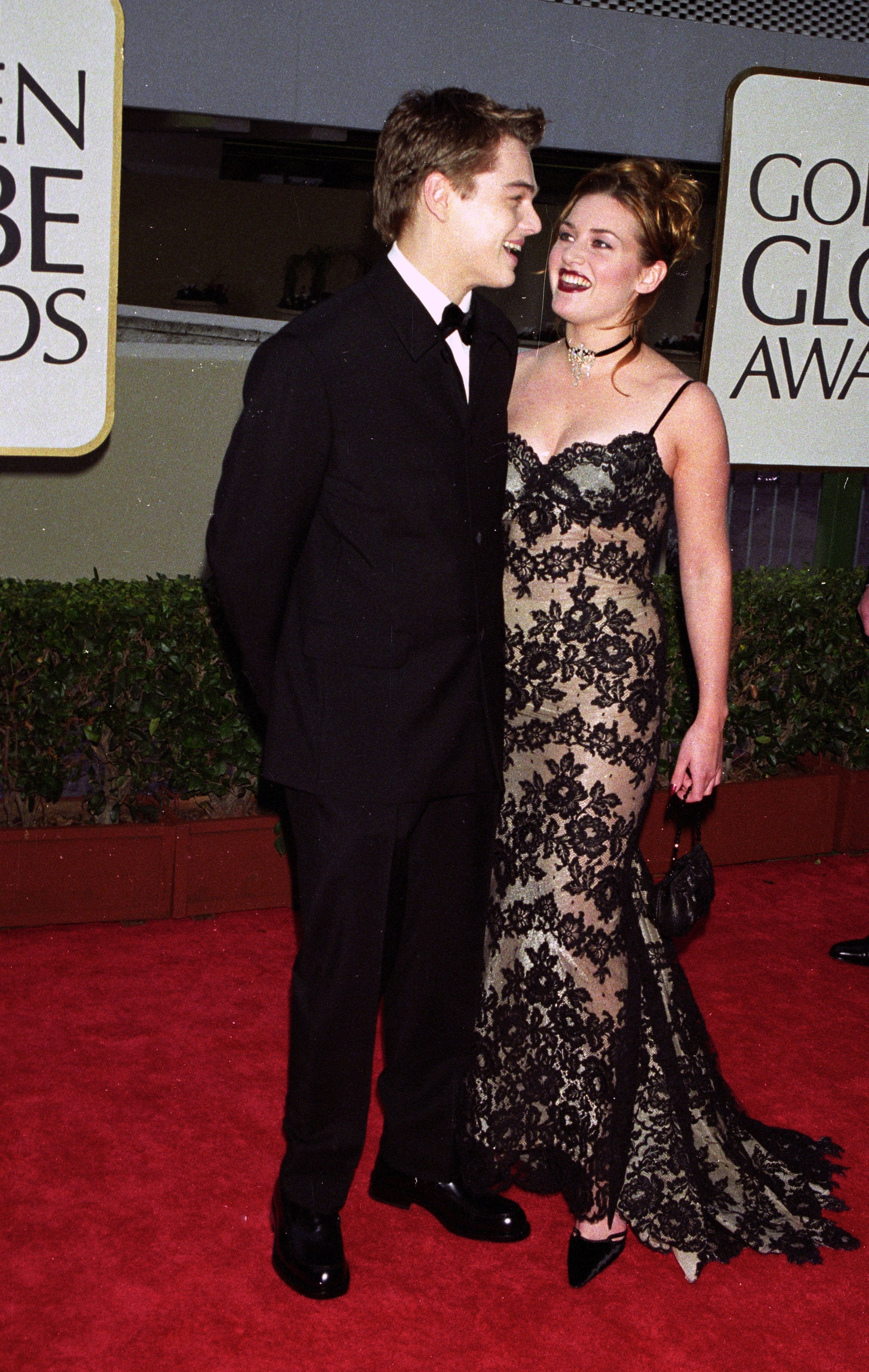 Leonardo DiCaprio i Kate Winslet na rozdaniu Złotych Globów w 1998 roku (Fot. Fairchild Archive/Getty Images)