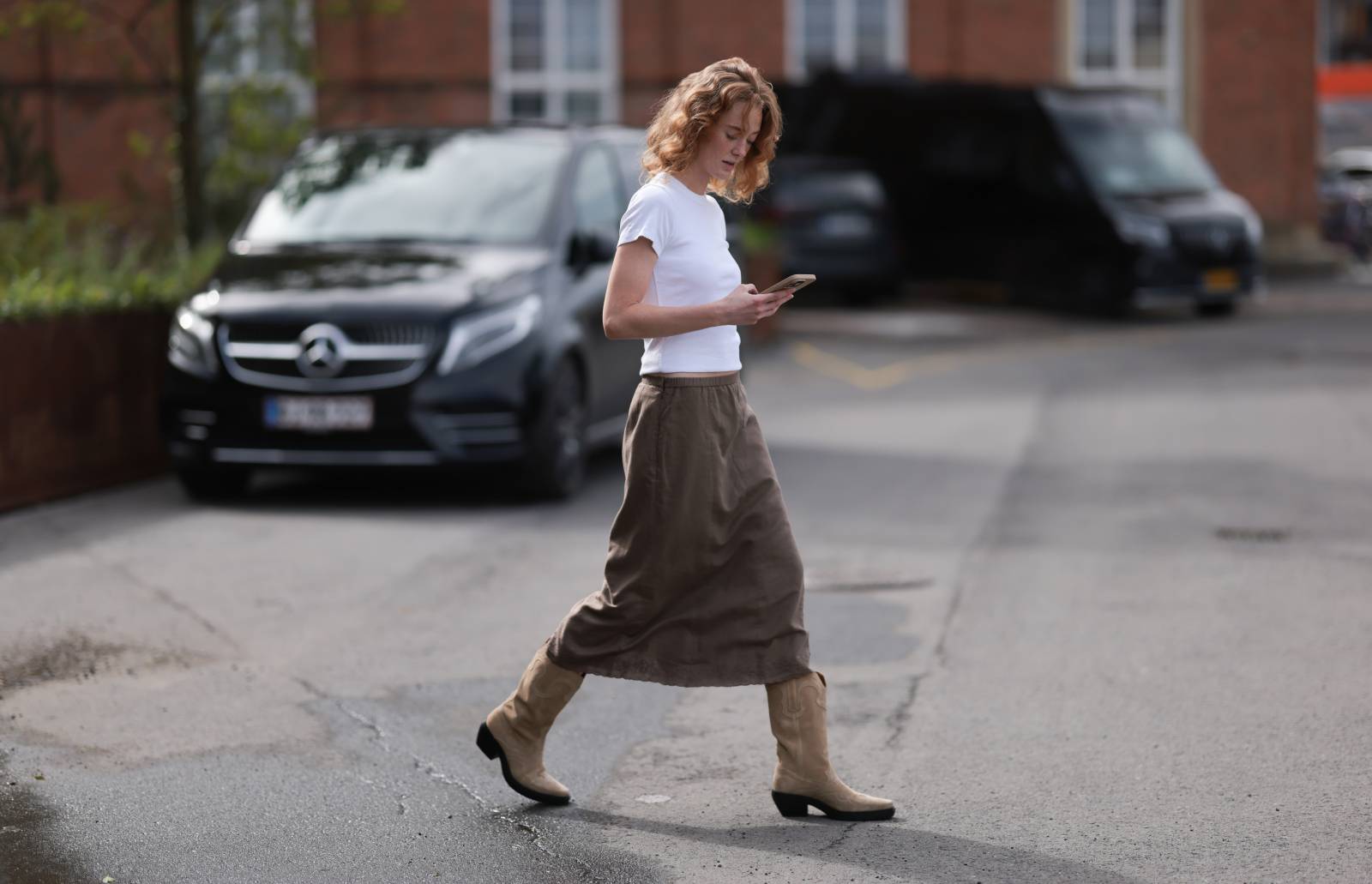 Flirtowanie przez wiadomości prywatne na Instagramie pozwala omijać aplikacje randkowe, które powodują wypalenie, rozczarowanie czy frustrację (Fot. Getty Images)