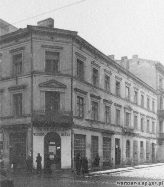 Kamienica przy Złotej 20, na rogu z Wielką, była dość zapyziałym, dwupiętrowym, szerokim domem i niezbyt zapisała się w historii, prócz może tego, że dokładnie na jej miejscu stanęła po wojnie trybuna, z której komunistyczni kacykowie przyjmowali pochody i defilady.