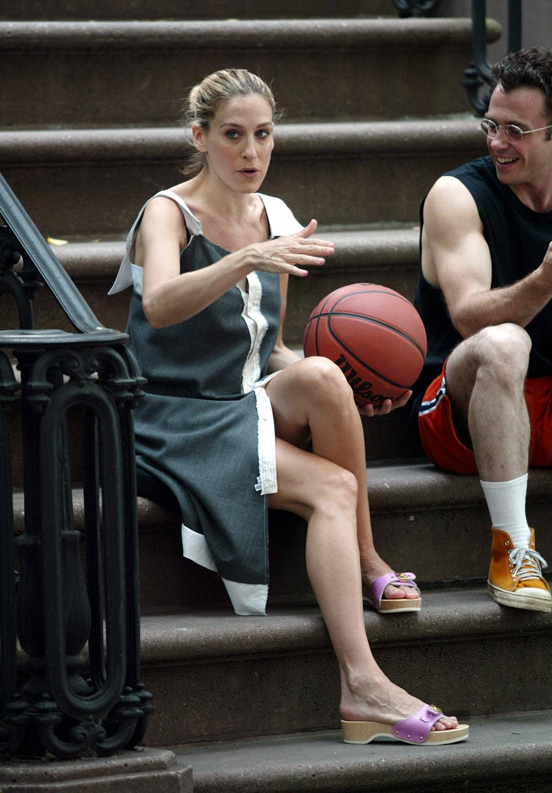 Carrie Bradshaw w klapkach Scholl w piątym sezonie „Seksu w wielkim mieście” (Fot. Getty Images/Bill Davila)