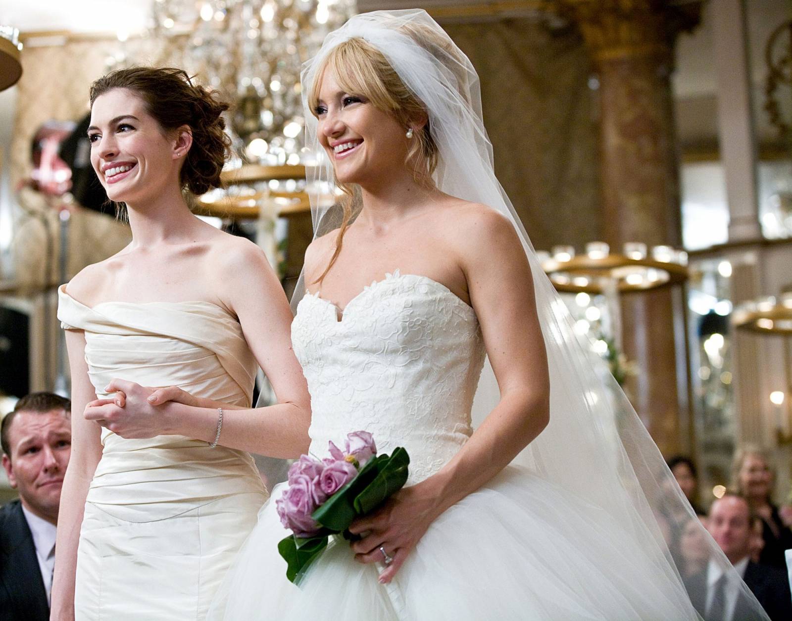 Anne Hathaway i Kate Hudson w filmie „Ślubne wojny” (Fot. materiały prasowe)