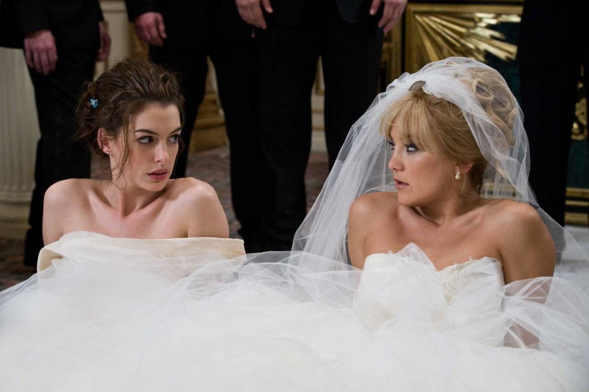 Anne Hathaway i Kate Hudson w filmie „Ślubne wojny” (Fot. materiały prasowe)