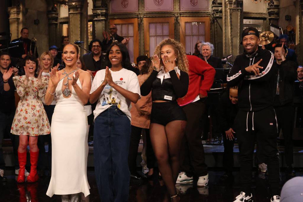 Ostatnia suknia Lopez podczas wieczoru „SNL” mogła nawiązywać krojem do białej sukni ślubnej projektu Ralpha Laurena dla artystki.
Fot. Getty Images