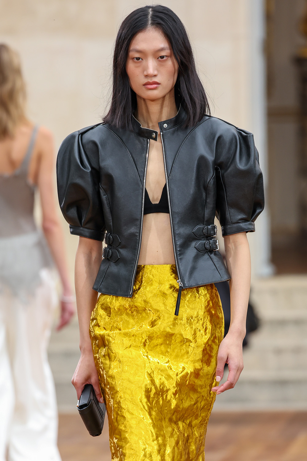 Modny bob według Gabrieli Hearst z pokazu wiosna-lato 2025, Fot. Peter White/Getty Images