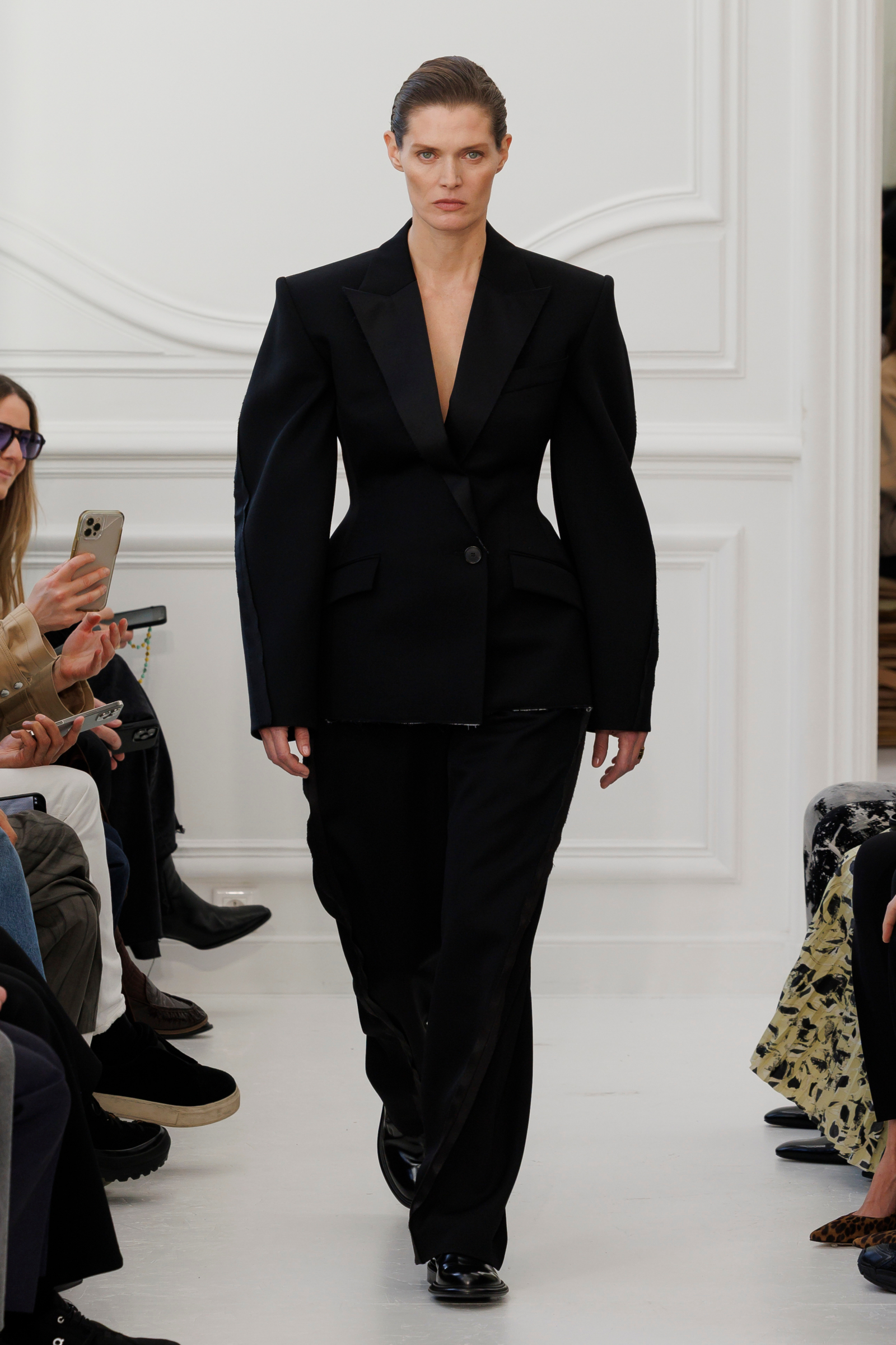 Zjawiskowe sukienki i eleganckie garnitury z debiutanckiej kolekcji Sarah Burton dla Givenchy nosiłaby Audrey Hepburn (Fot. Spotlight Launchmetrics)