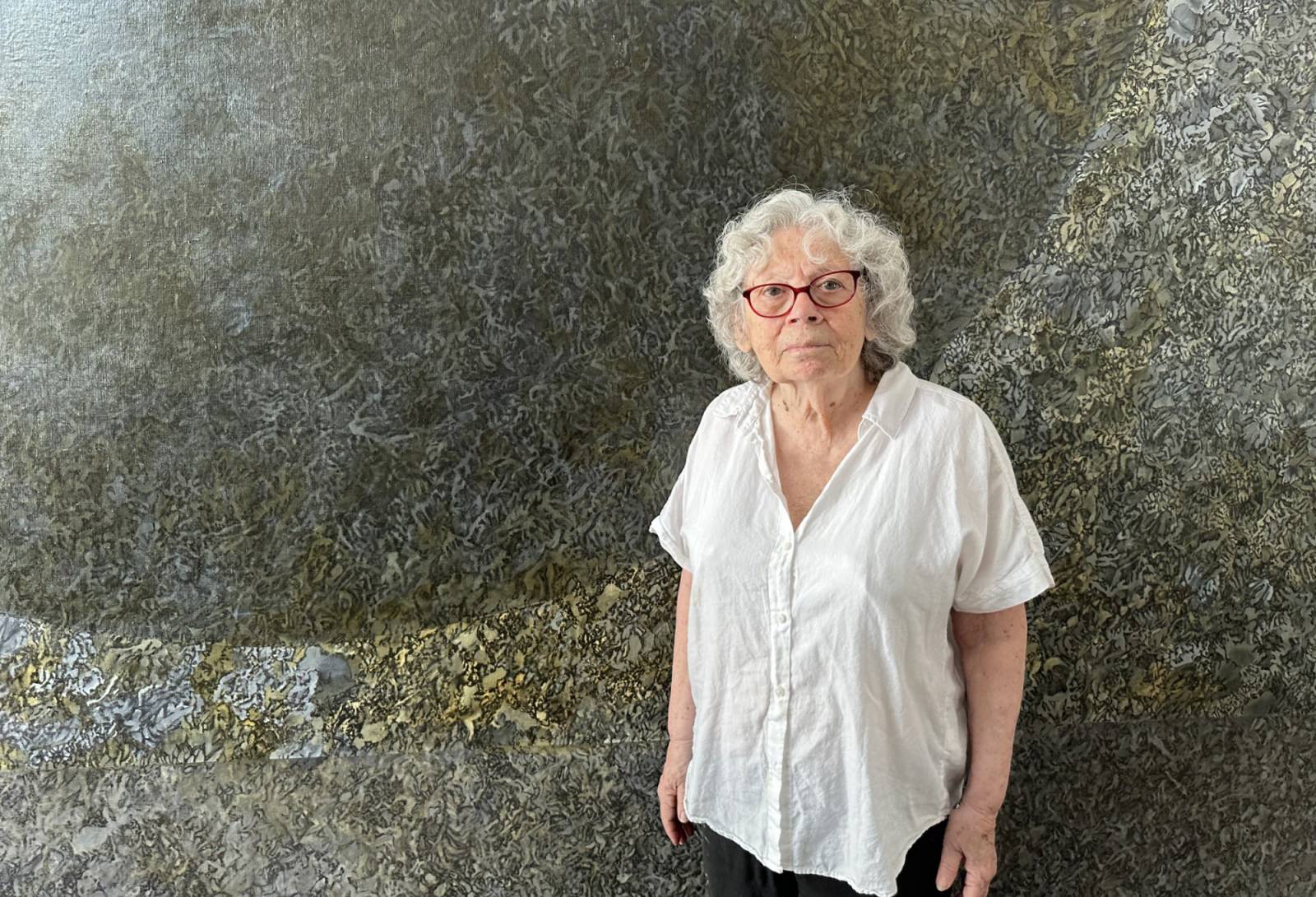 Irena na tle fragmentu obrazu malarki Judith Waterman, Fot. Gabi von Seltmann