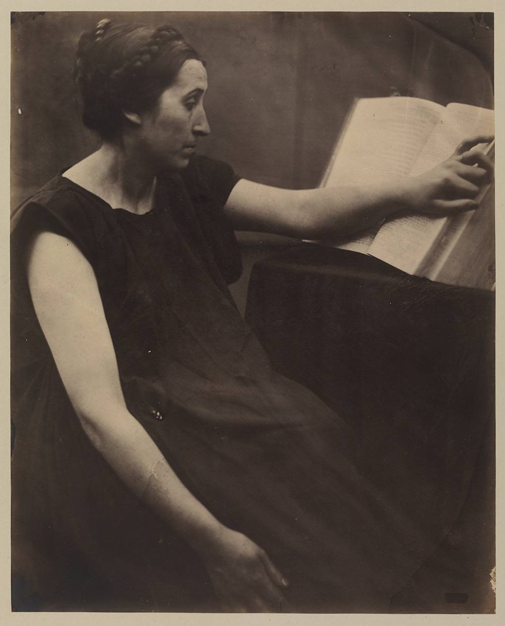 Julia Margaret Cameron, A Sibyl after the manner of Michelangelo, 1864, Tirage albuminé, © The Royal Photographic Society Collection at the V&A, acquired with the generous assistance of the National Lottery Heritage Fund and Art Fund.