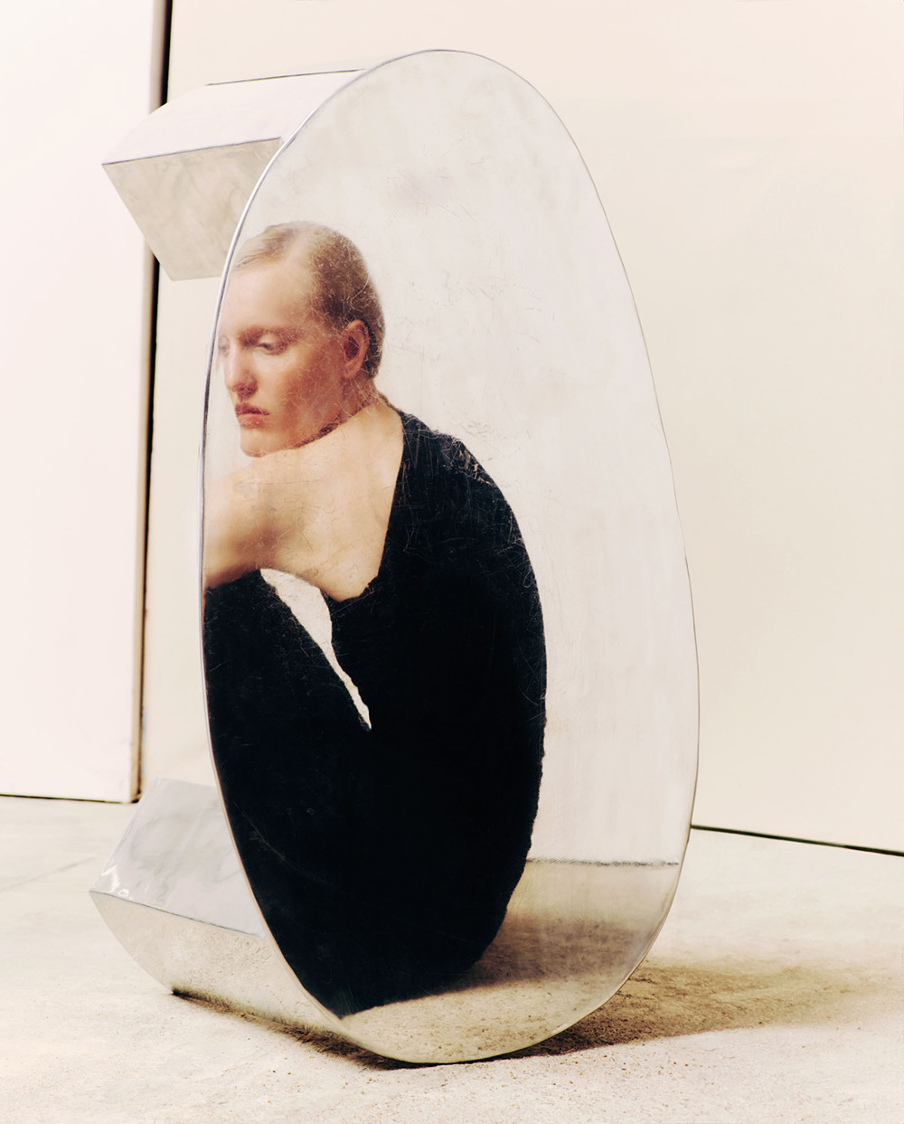 Fot. Alexandre Haefeli, styl. Kasia Mioduska, Modelka Maja Sławińska / Model Plus
Scenograf. Anna Szczęsny, Stolik: Jan Ankiersztajn, Aluminum Coffee Table, polerowane aluminium, sygnowany. Dzięki uprzejmości galerii Objekt.