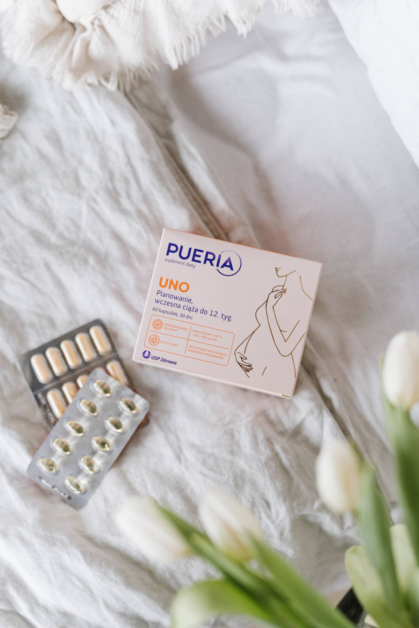 Wsparciem dla kobiet w ciąży jest najbliższa osoba, ale także suplementy. Pueria Uno to suplement diety opracowany specjalnie dla kobiet planujących ciążę oraz będących w ciąży do końca 12. tygodnia. Zawiera składniki: kwas foliowy, witaminę D, jod, DHA, cholinę, witaminę B6 i B12. Pueria Uno ma czysty skład – bez substancji wypełniających, barwników oraz konserwantów syntetycznego pochodzenia. (Fot. materiały prasowe)